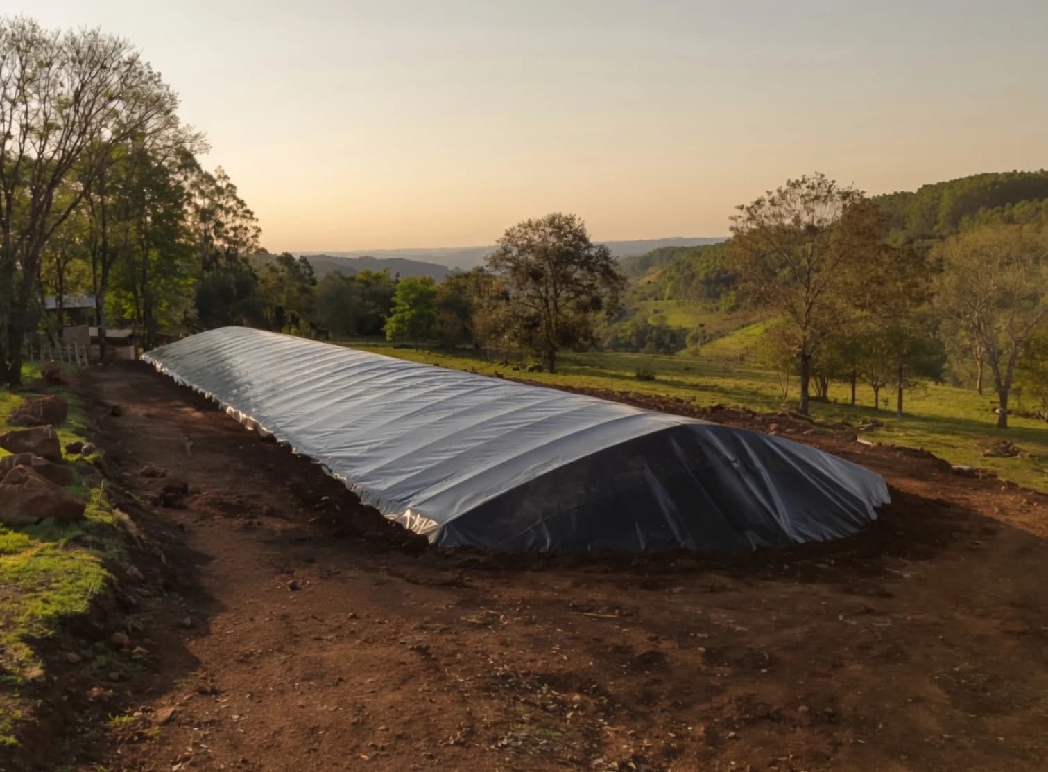 Cisterna rural coberta conectada ao sistema de captação de água da chuva