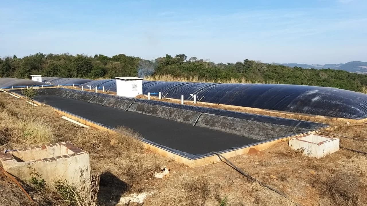Imagem ilustrativa gerada por IA: Aplicação de geomembrana: planejamento de campo, tolerâncias e controle de execução